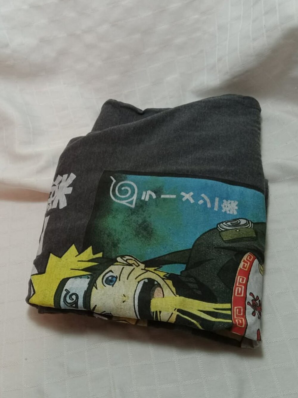 This T-shirt is a gray long-sleeve T-shirt  Naruto Uzumakneating ramen